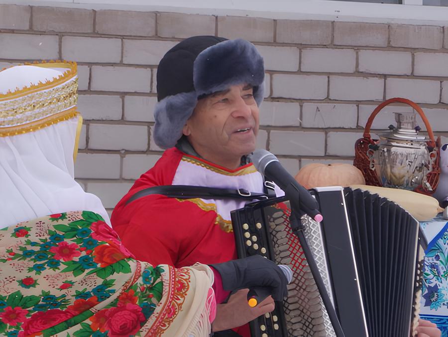 Гармонист помогал создавать праздничную атмосферу