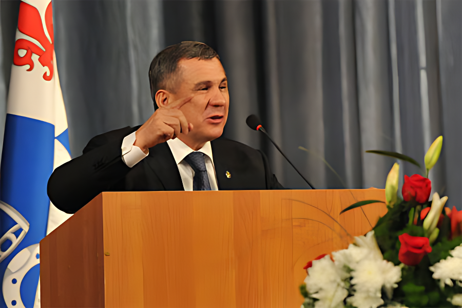 Рустам Минниханов с трибуны в Менделеевске