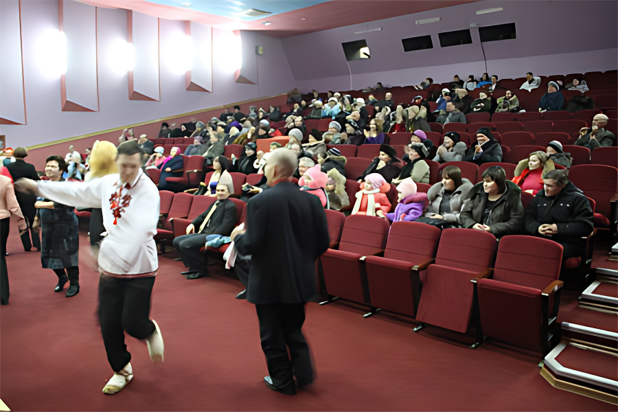 Танцевали все - и гости праздника и зрителм