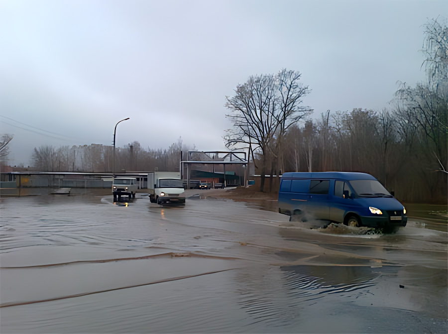 Машины преодолевают подтопленный участок