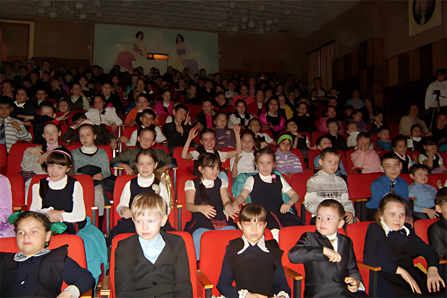 Полный зал радостных школьников