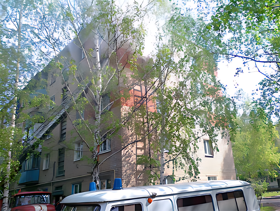 Дым из окон погоревшей квартиры