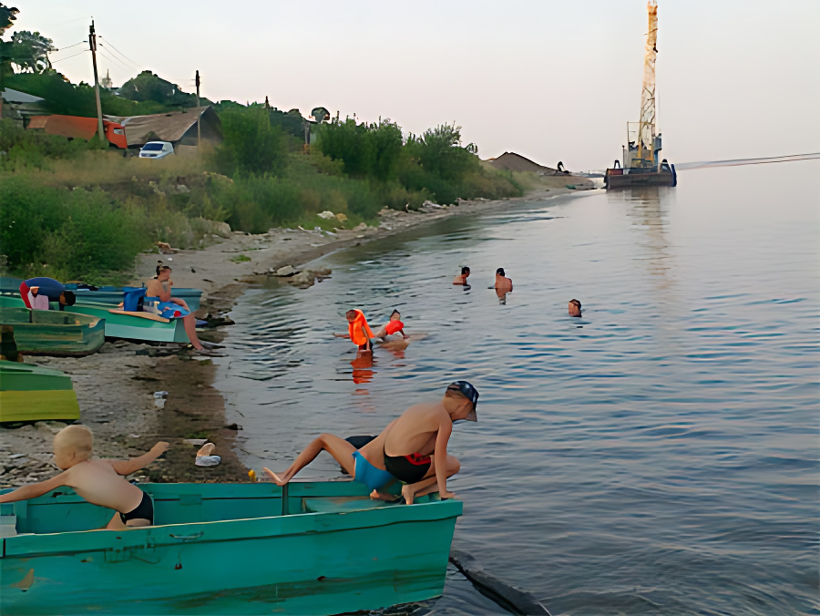 Менделеевск: пока нет пляжа - люди купаются везде, даже в порту.