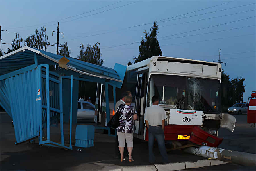 Менделеевск - ДТП автобус и остановка