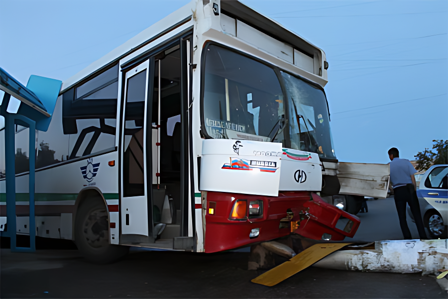 ДТП в Менделеевске - автобус снес остановку и столб освещения