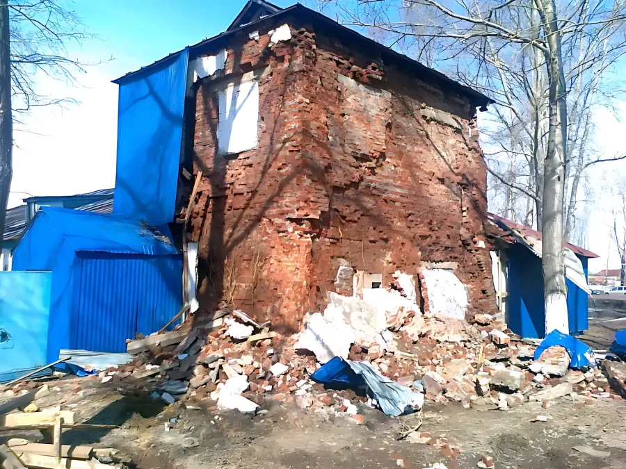старая баня в Менделеевска начала разваливаться