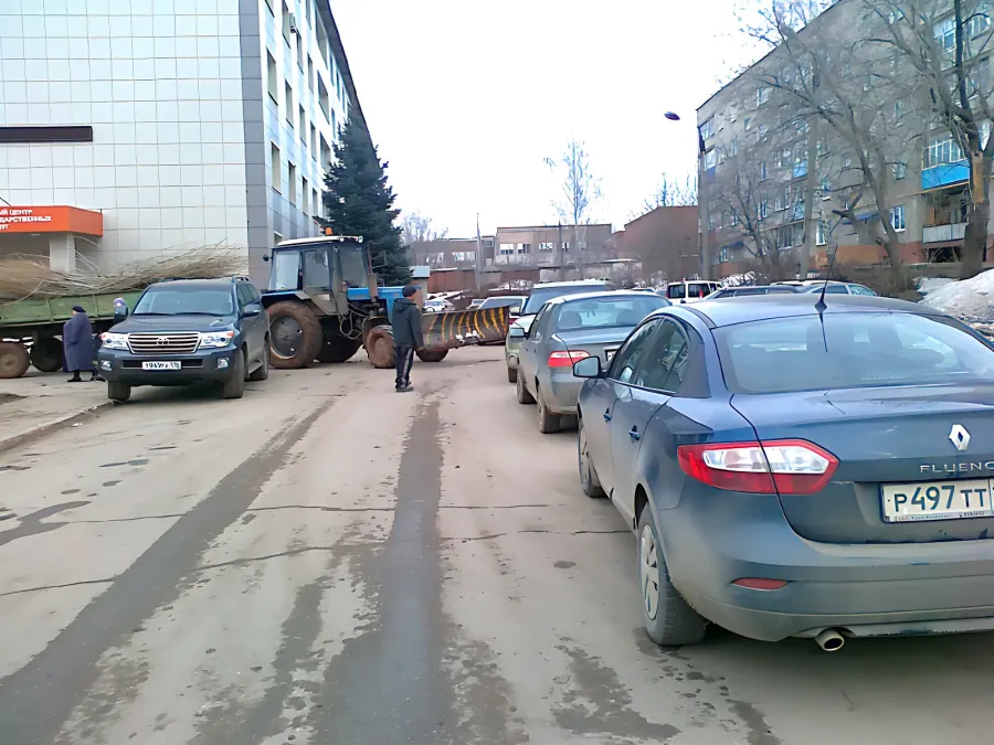 Парковка возле Фомина 19 - кто как хочет!