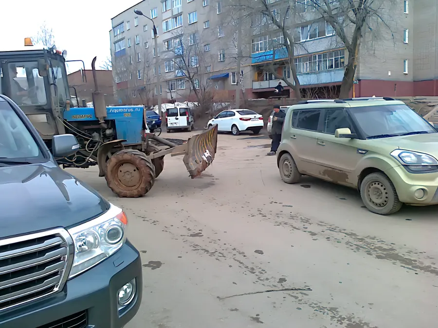 Парковка возле Фомина 19 - кто как хочет!